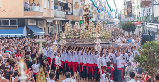 Procesión en calle del Mar