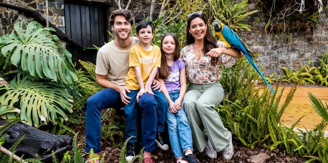familia-en-zoologico-con-guacamaya-optima